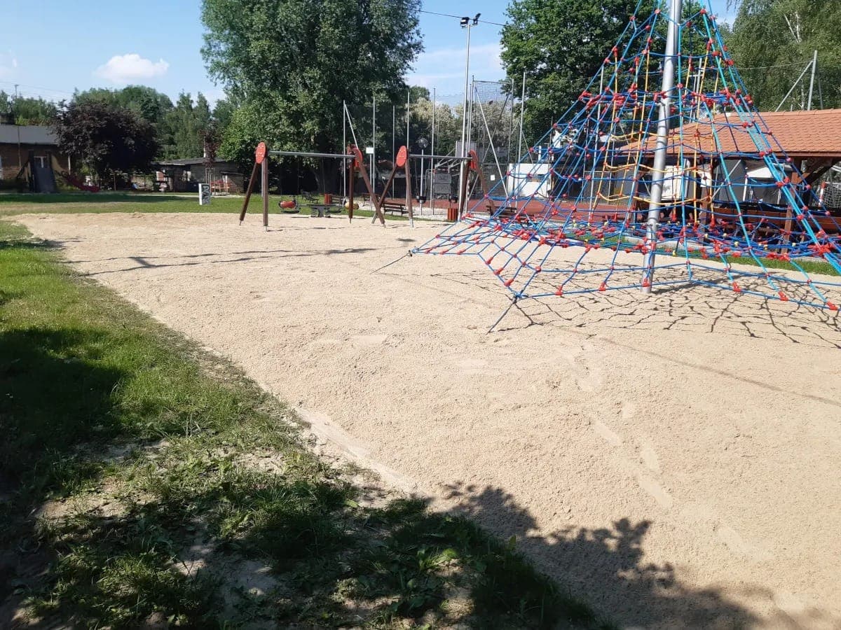 Duża nawierzchnia piaskowa obiektu rekreacyjnego z linarium